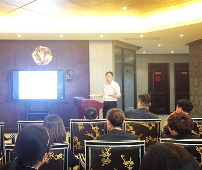 我司品控管理資深專家李永平為建恒物業(yè)開展了題為“挖掘業(yè)主期望是建立優(yōu)質(zhì)業(yè)主公共關(guān)系的前提”的專題培訓(xùn)