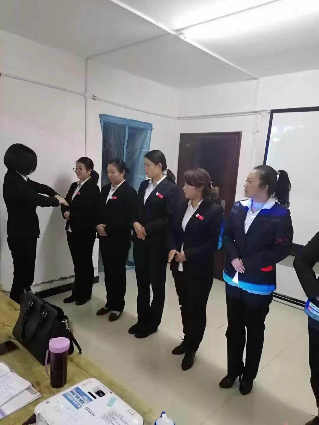 禮走天下,儀悅業(yè)主——世紀中邦物業(yè)系列培訓之三：物業(yè)服務禮儀