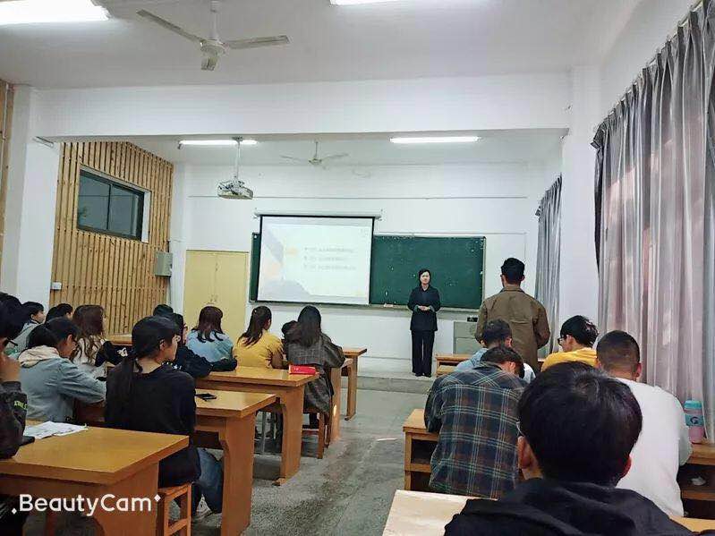 【博觀講壇】展望職業(yè)生涯、扎實專業(yè)基礎(chǔ) ——我司總經(jīng)理助理劉沁婷應(yīng)邀回母校開展優(yōu)秀畢業(yè)生分享交流會